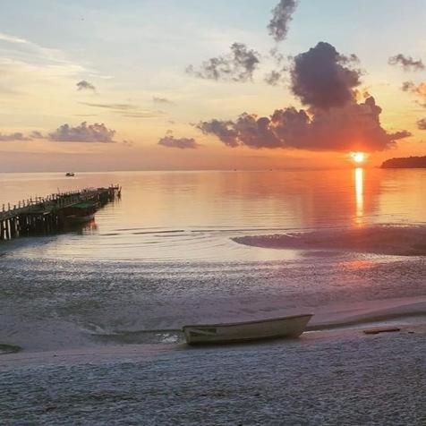 Хостел Lucky Sun Saracen Bay Ко-Ронг-Самлоем Екстер'єр фото
